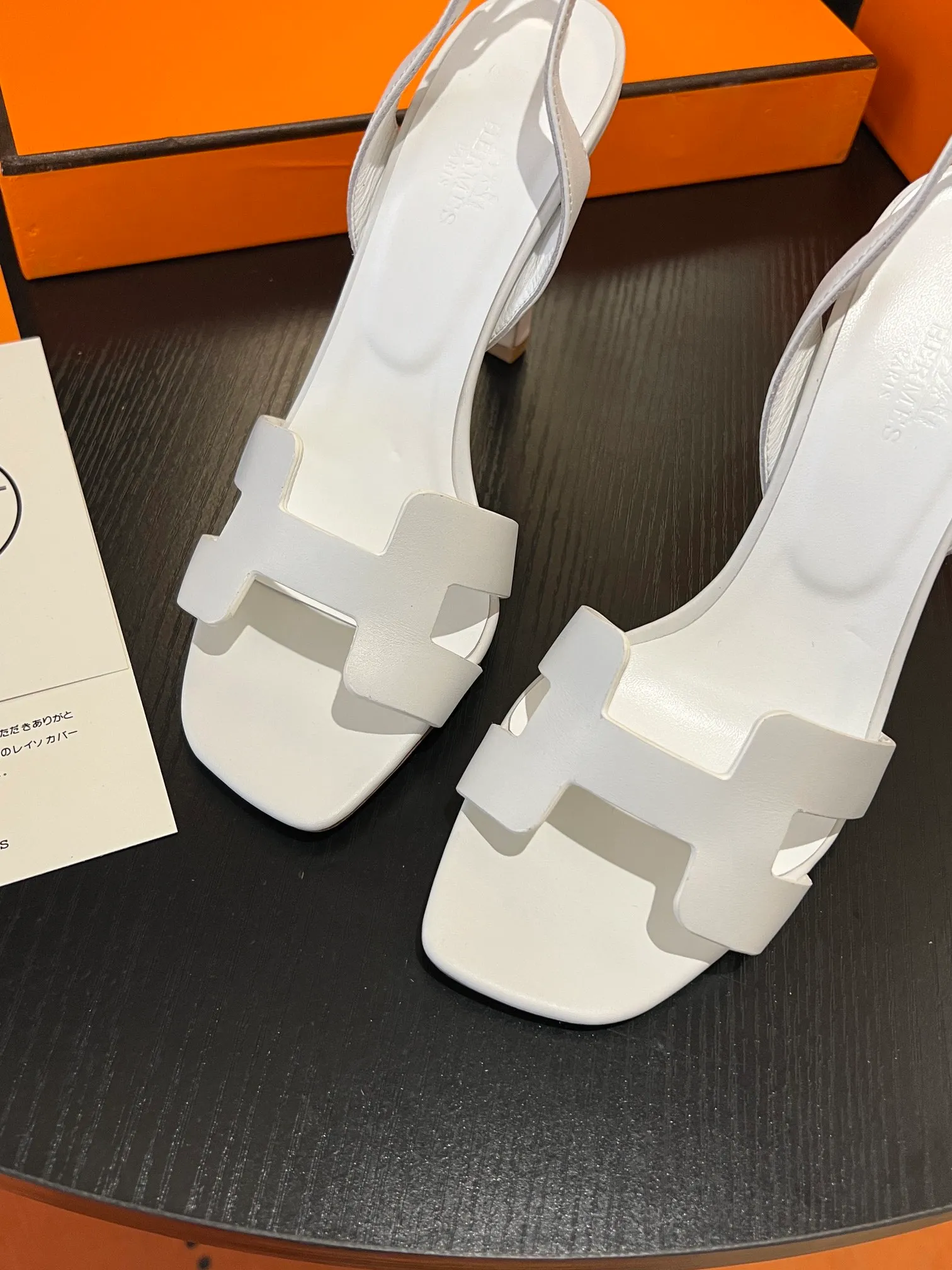 👟👟Ex-factory price 600👟👟Hermès 2023 high-heeled temperament sandals original customization! Counter synchronization! Hermès high heels have always been simple, fashionable and elegant! ! ! It can hold any style of wear, the height of 10.5cm is easy to control, and the feet feel comfortable and pressure-free! The classic and elegant style brings a sense of luxury to your feet! Highly recommended Material: Upper imported calfskin + mixed sheepskin lining Outsole: Italian genuine leather sole Size: 34-42 (34.41.42 customization is non-returnable and non-exchangeable)